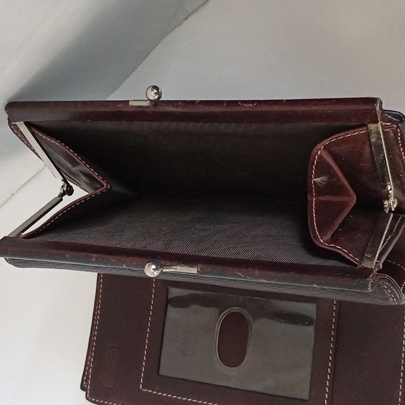 Dooney and Bourke leather women’s wallet. - Picture 4 of 9